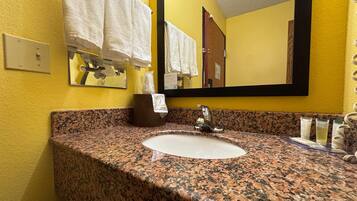 Kombination af bruser/badekar, gratis toiletartikler, hårtørrer