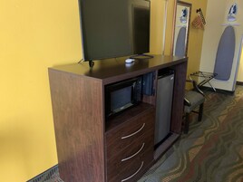 Escritorio, tabla de planchar con plancha y cunas gratuitas 