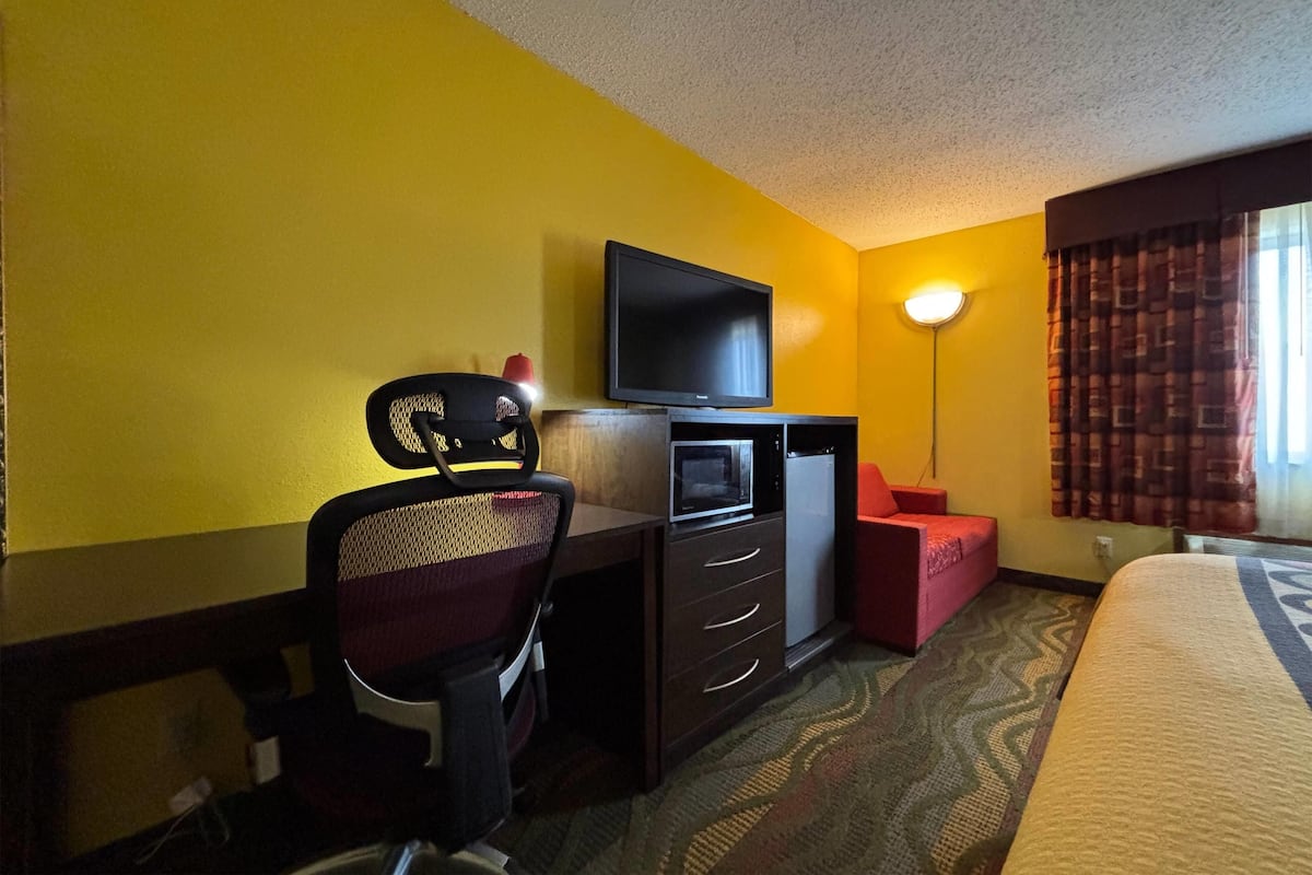 Standard Room, 1 King Bed