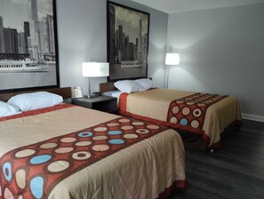Habitación doble, 2 camas matrimoniales | Escritorio, cunas, camas extra y wifi gratis 