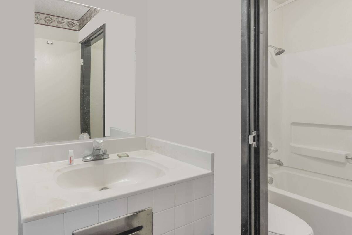 Baño | Tina con regadera, amenidades de baño gratuitas, secadora de cabello