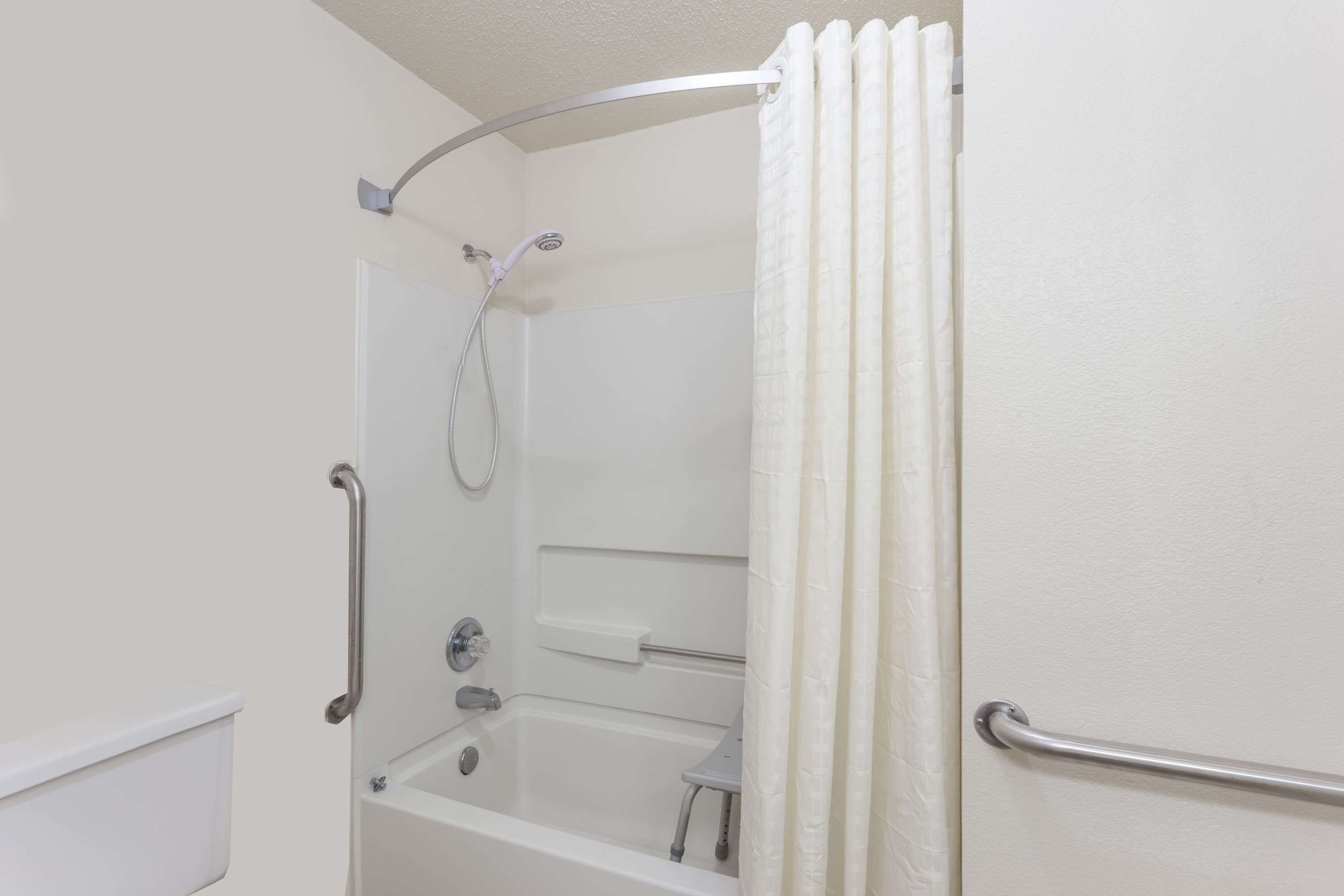 Ensemble douche/baignoire, articles de toilette gratuits, sèche-cheveux