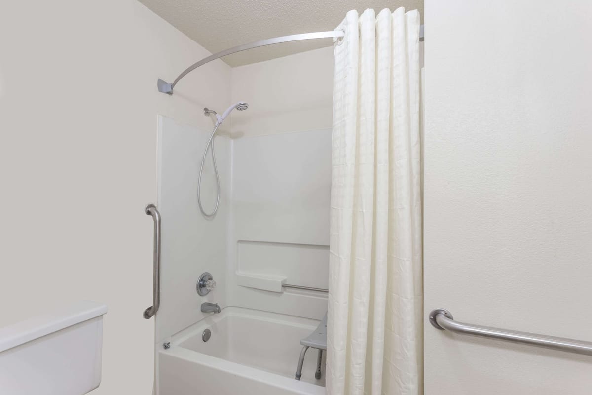Combined shower/tub, free toiletries, hair dryer, towels