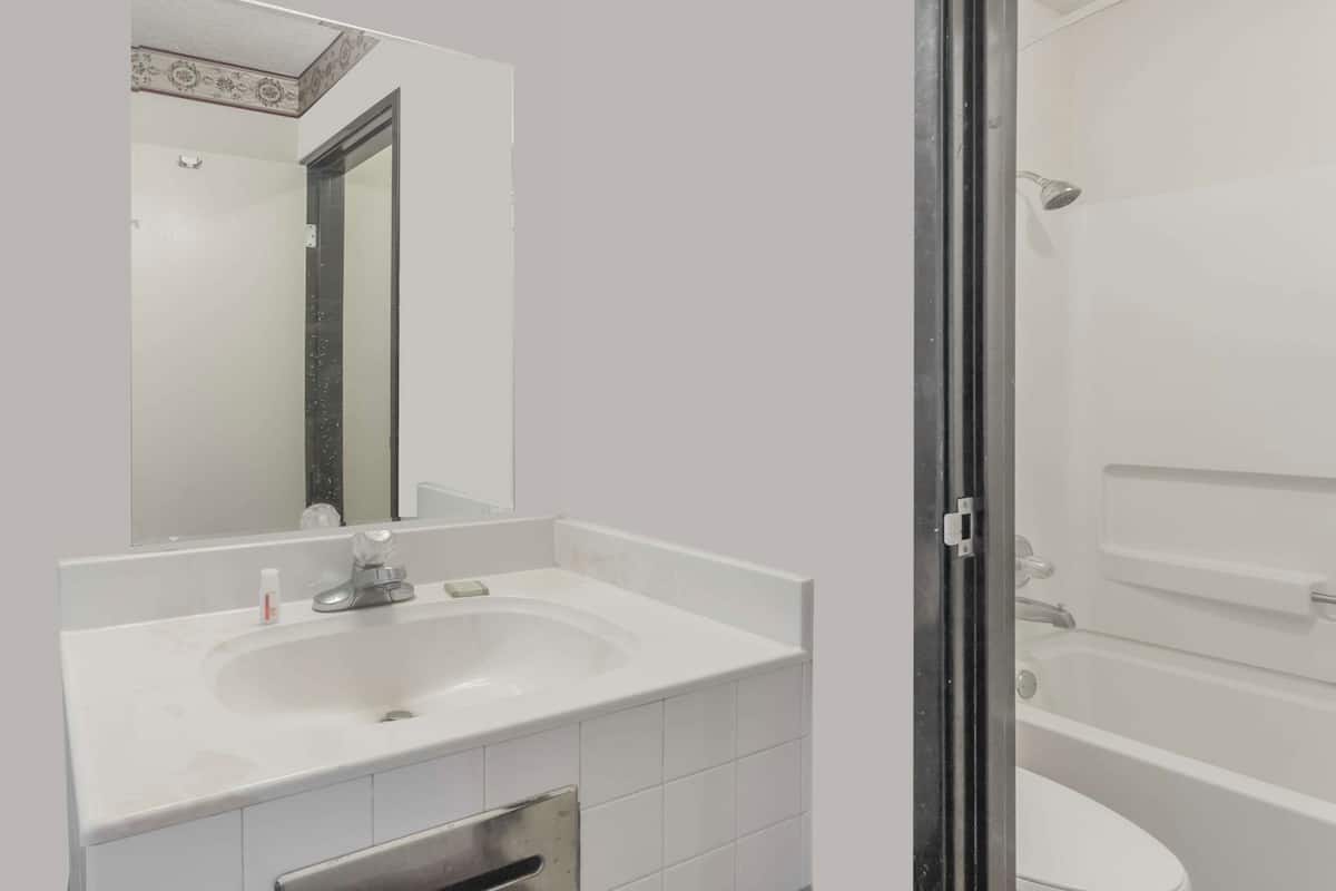 Baño | Tina con regadera, amenidades de baño gratuitas, secadora de cabello