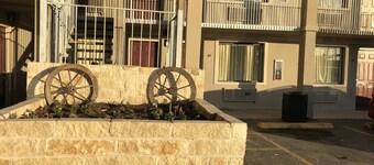 Super 8 by Wyndham San Antonio Pearl District / Downtown