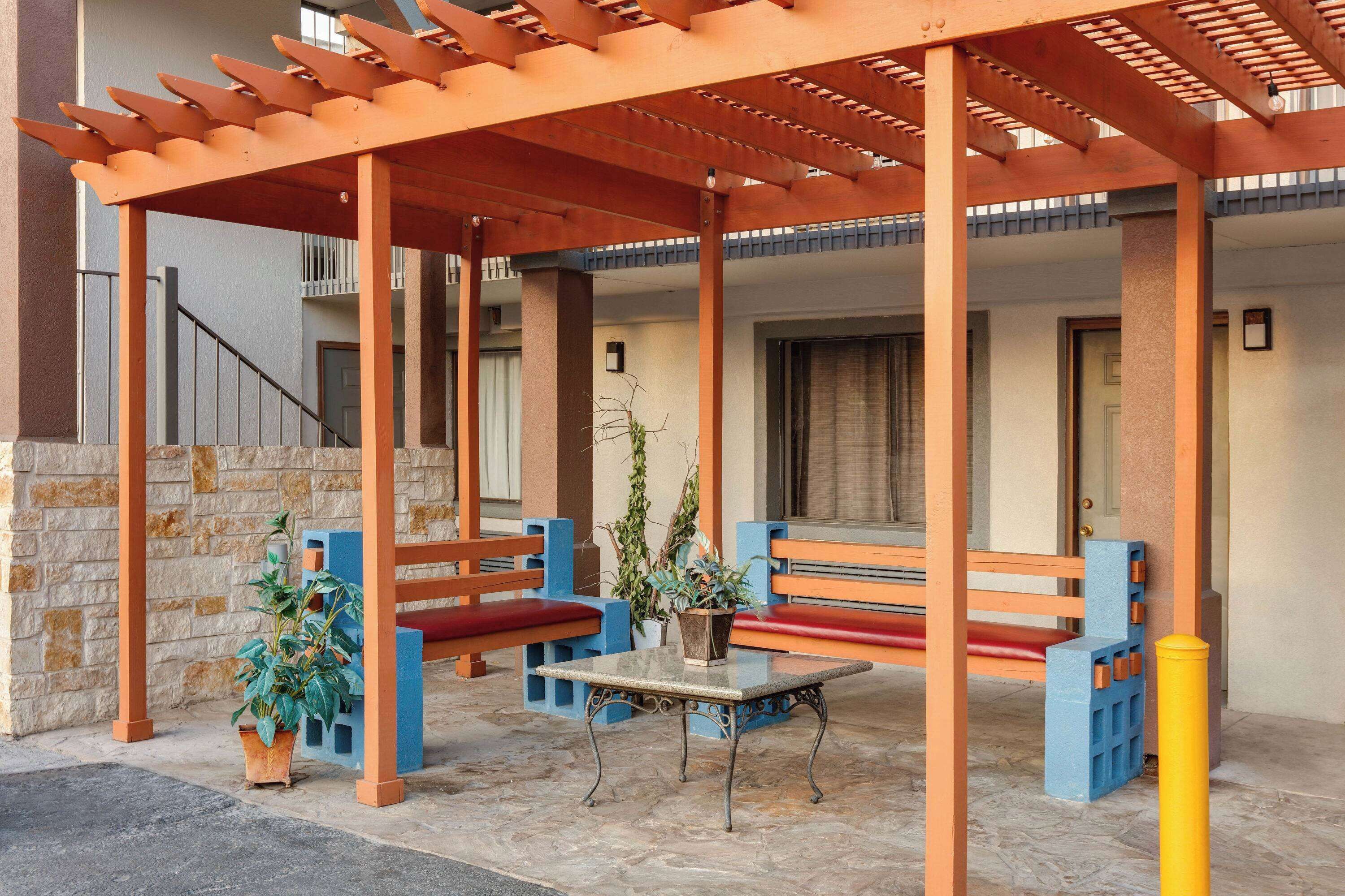 Photo - Super 8 by Wyndham San Antonio Pearl District Downtown