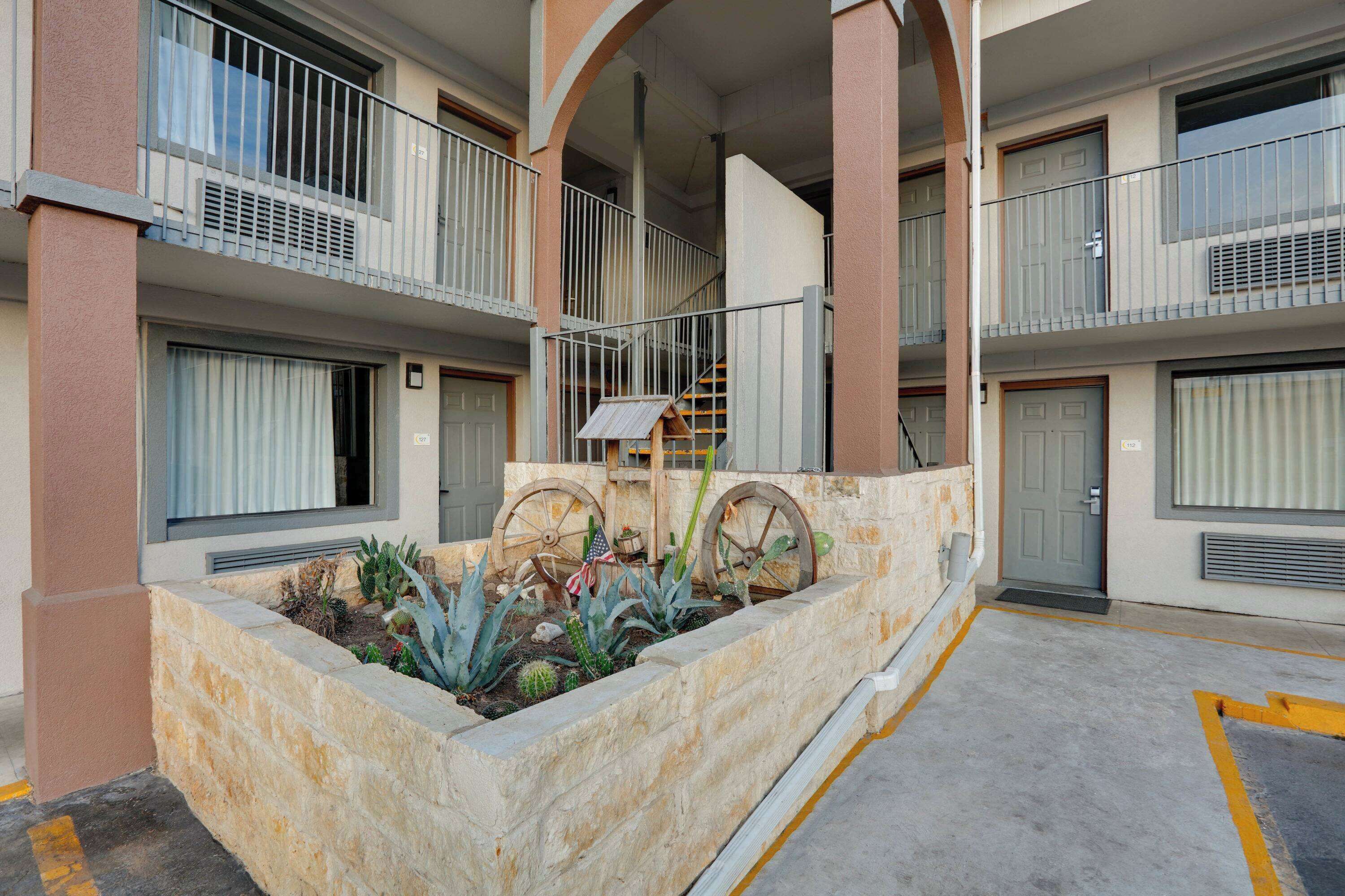 Photo - Super 8 by Wyndham San Antonio Pearl District Downtown