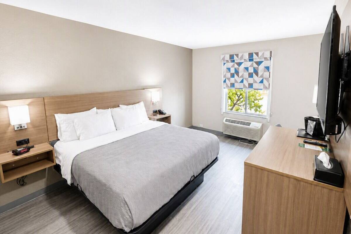 Standaard kamer, 1 kingsize bed, niet-roken | Een bureau, een strijkplank/strijkijzer, gratis babybedden, gratis wifi