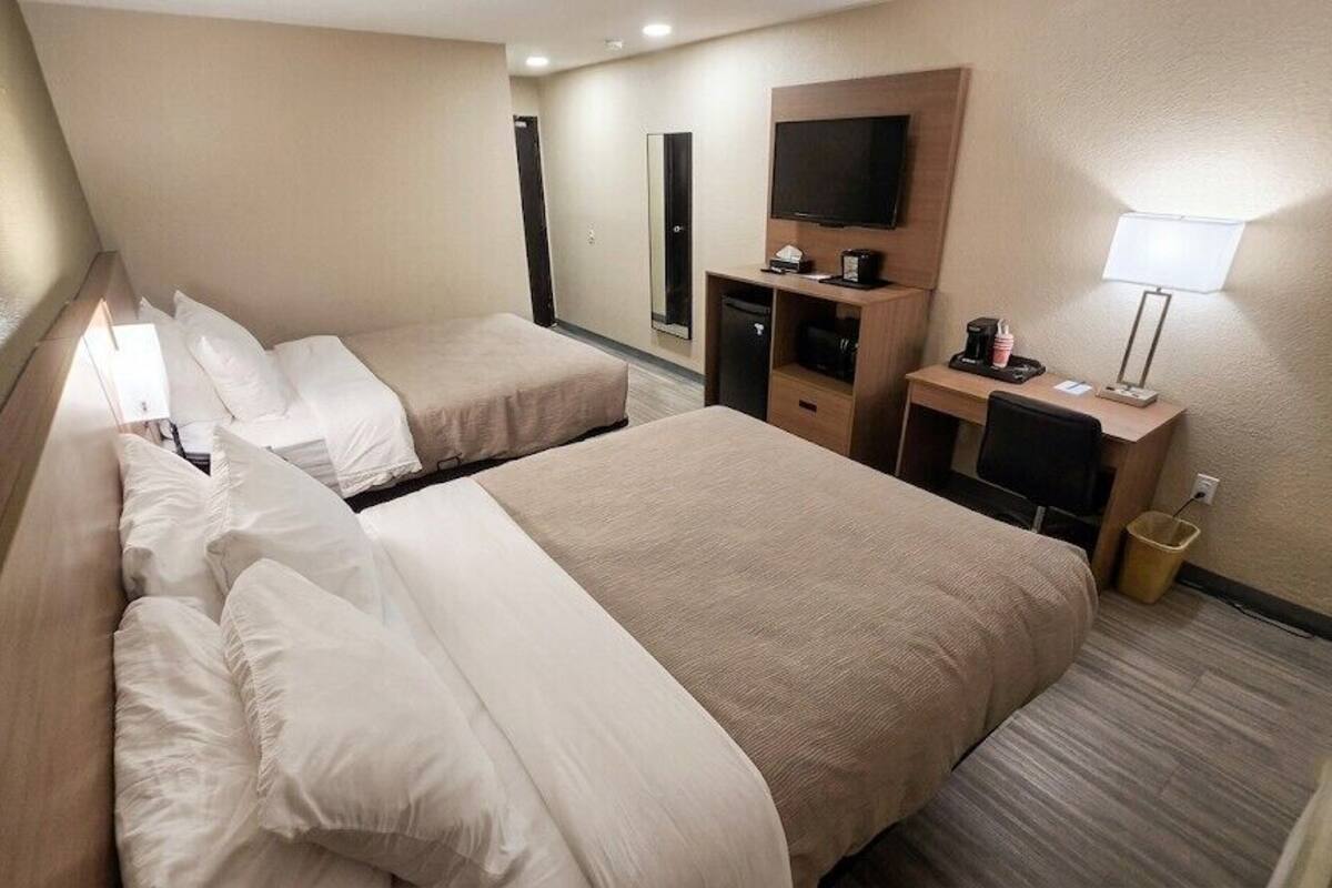 Standaard kamer, 2 queensize bedden, niet-roken | Een bureau, een strijkplank/strijkijzer, gratis babybedden, gratis wifi