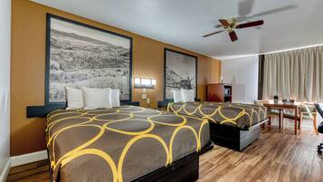 Huone, 2 keskisuurta parisänkyä, tupakointi kielletty | Ylelliset vuodevaatteet, työpöytä, pimennysverhot, silitysrauta/-lauta