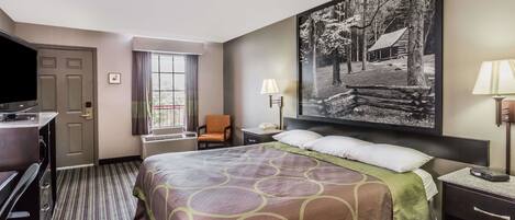 Une chambre d’hôtel avec un lit, un bureau, une chaise, une télévision, une fenêtre et un tableau au mur.