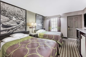 Habitación de hotel con dos camas, un escritorio, una lámpara y un ventanal con cortinas.