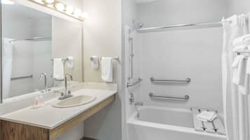 Combined shower/tub, free toiletries, hair dryer, towels