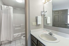 Combined shower/bathtub, free toiletries, hair dryer, towels