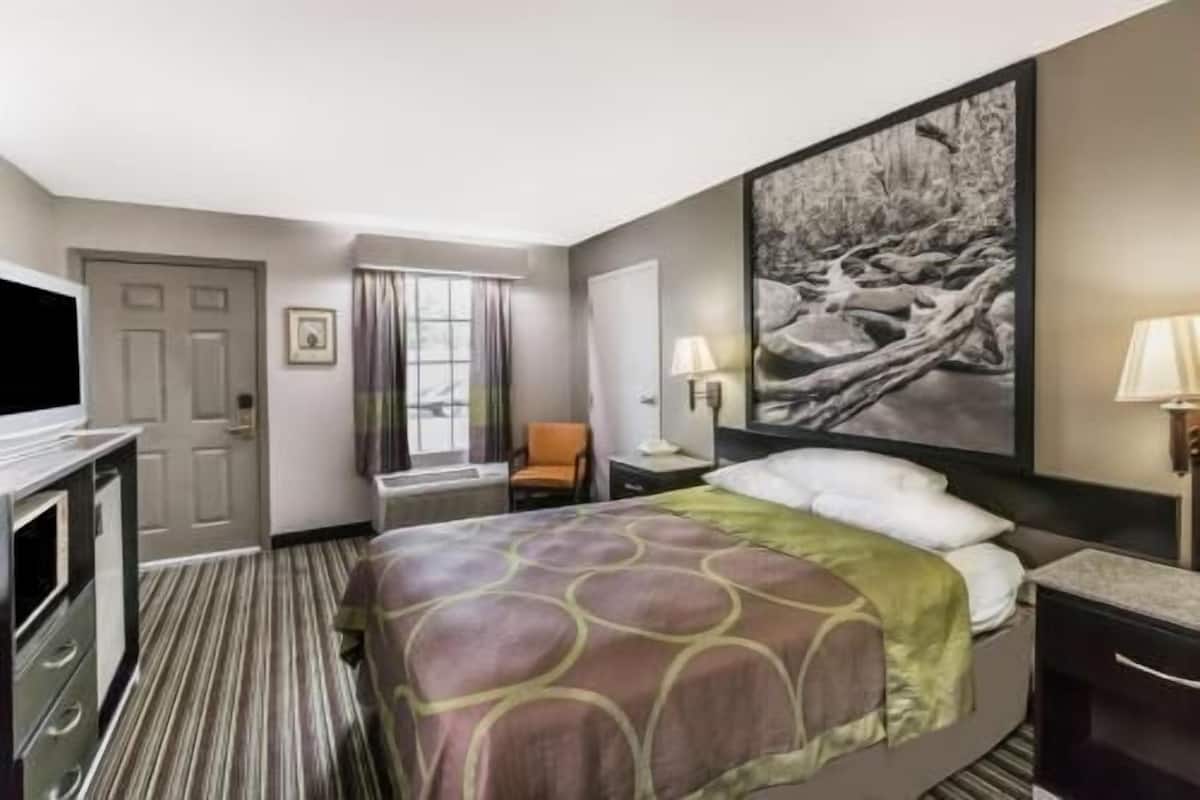 Työpöytä, silitysrauta/-lauta, ilmaiset vauvansängyt, lisävuoteet