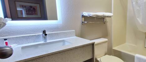 Un bagno con lavandino, WC e vasca da bagno.