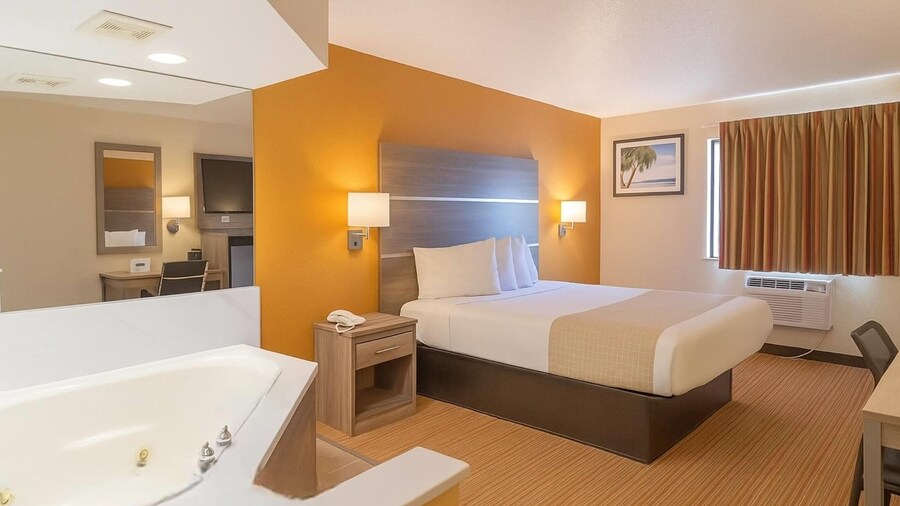 Travelodge by Wyndham Muskegon