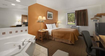 Travelodge by Wyndham Muskegon