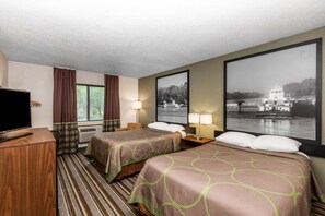 Tallelokero huoneessa, työpöytä, pimennysverhot, silitysrauta/-lauta