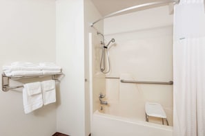 Combined shower/tub, free toiletries, hair dryer, towels