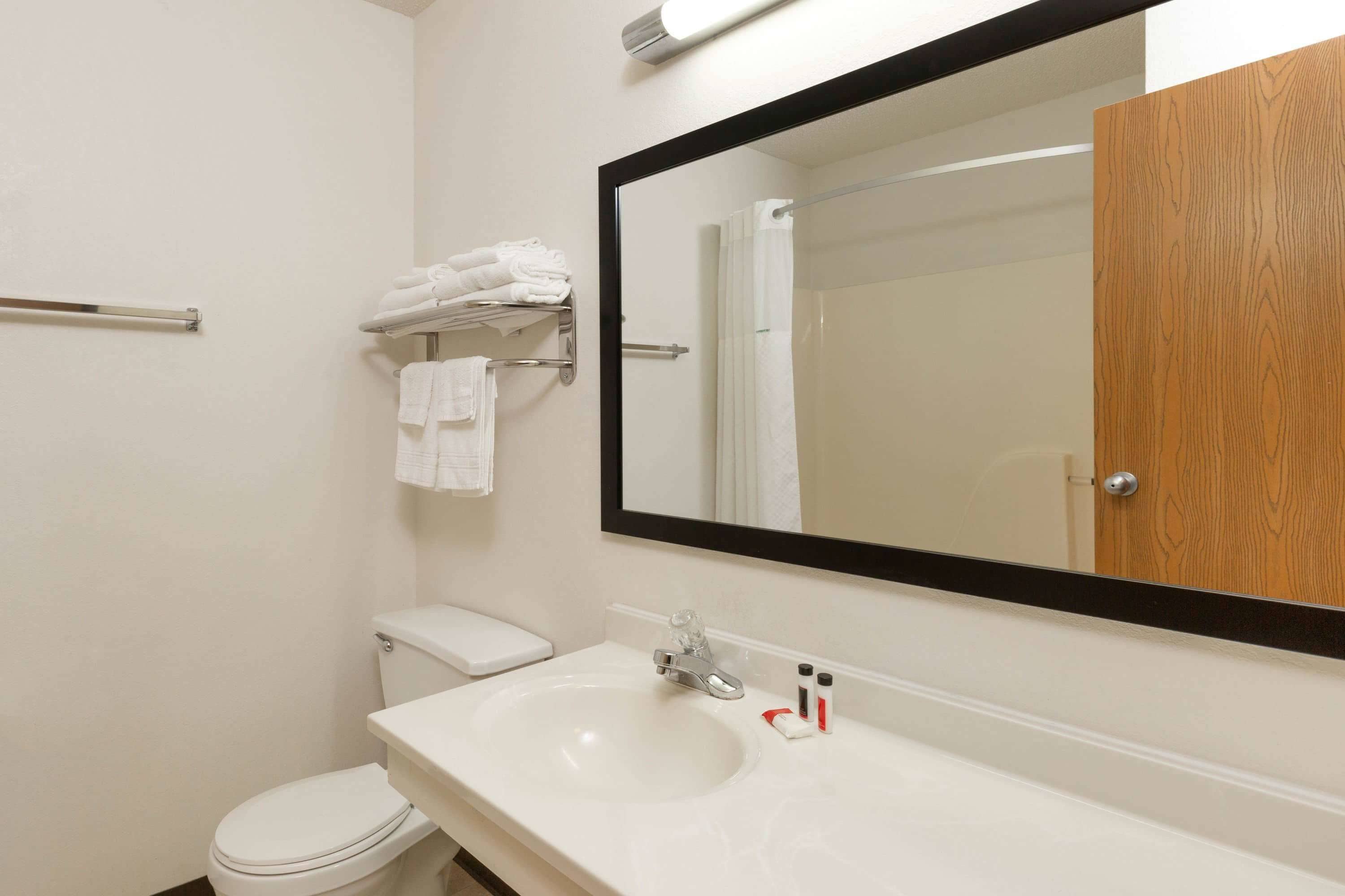 Combined shower/bathtub, free toiletries, hair dryer, towels