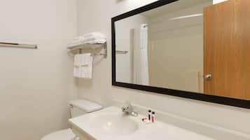 Combined shower/bathtub, free toiletries, hair dryer, towels