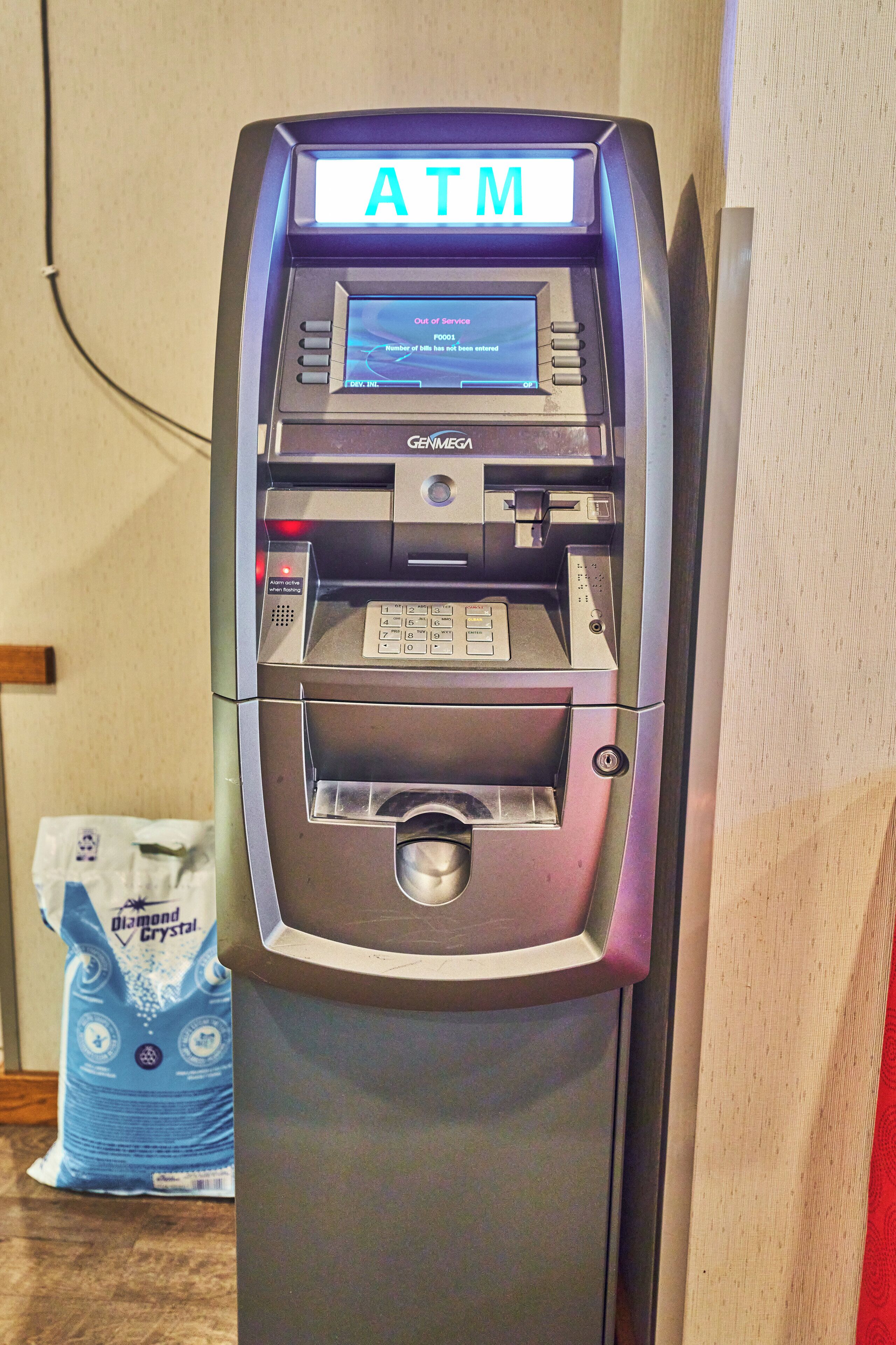 Un cajero automático con una pantalla que muestra 