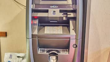 Un cajero automático con una pantalla que muestra