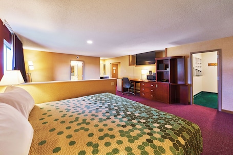 Suite, 1 cama de matrimonio grande, no fumadores, bañera de hidromasaje | Escritorio, tabla de planchar con plancha, wifi gratis y ropa de cama. Econo Lodge Maquoketa