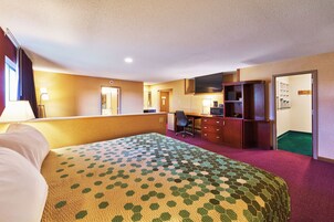 Suite, 1 cama de matrimonio grande, no fumadores, bañera de hidromasaje | Escritorio, tabla de planchar con plancha, wifi gratis y despertador