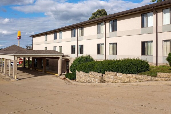 A two-story building with a flat roof, multiple windows, and a covered entrance. - Econo Lodge Maquoketa (Maquoketa)