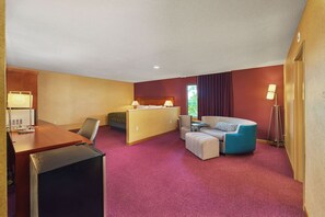 Suite, 1 très grand lit, non-fumeur, baignoire à jets | Bureau, fer et planche à repasser, accès au Wi-Fi (inclus)