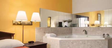 Comfort Room | Desk, iron/ironing board, free WiFi, bed sheets