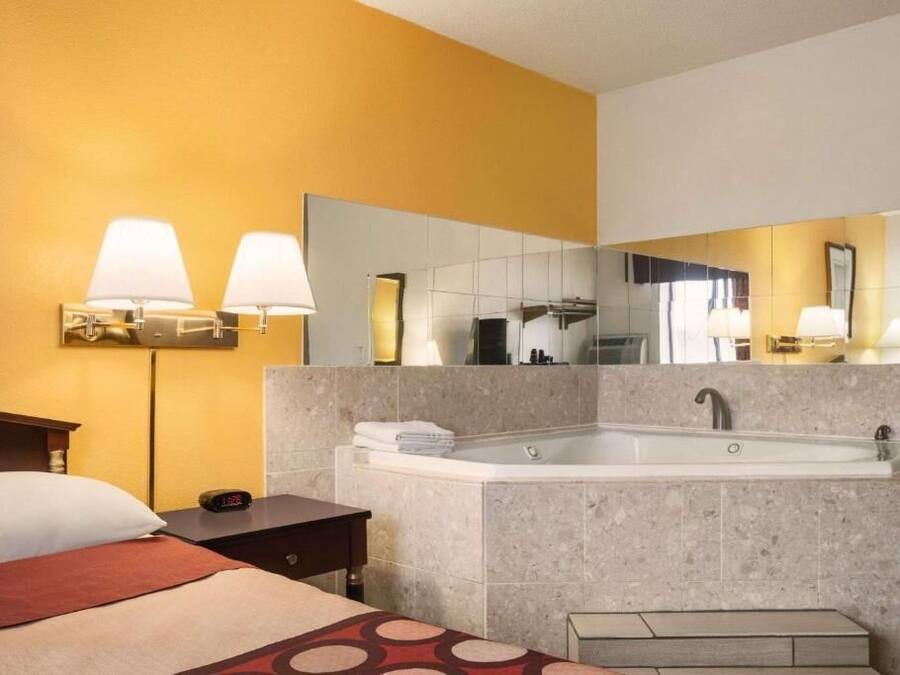 Escritorio, tabla de planchar con plancha, wifi gratis y ropa de cama