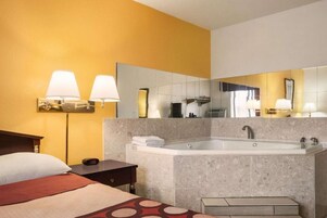 Comfort Room | 1 bedroom, desk, iron/ironing board, free WiFi