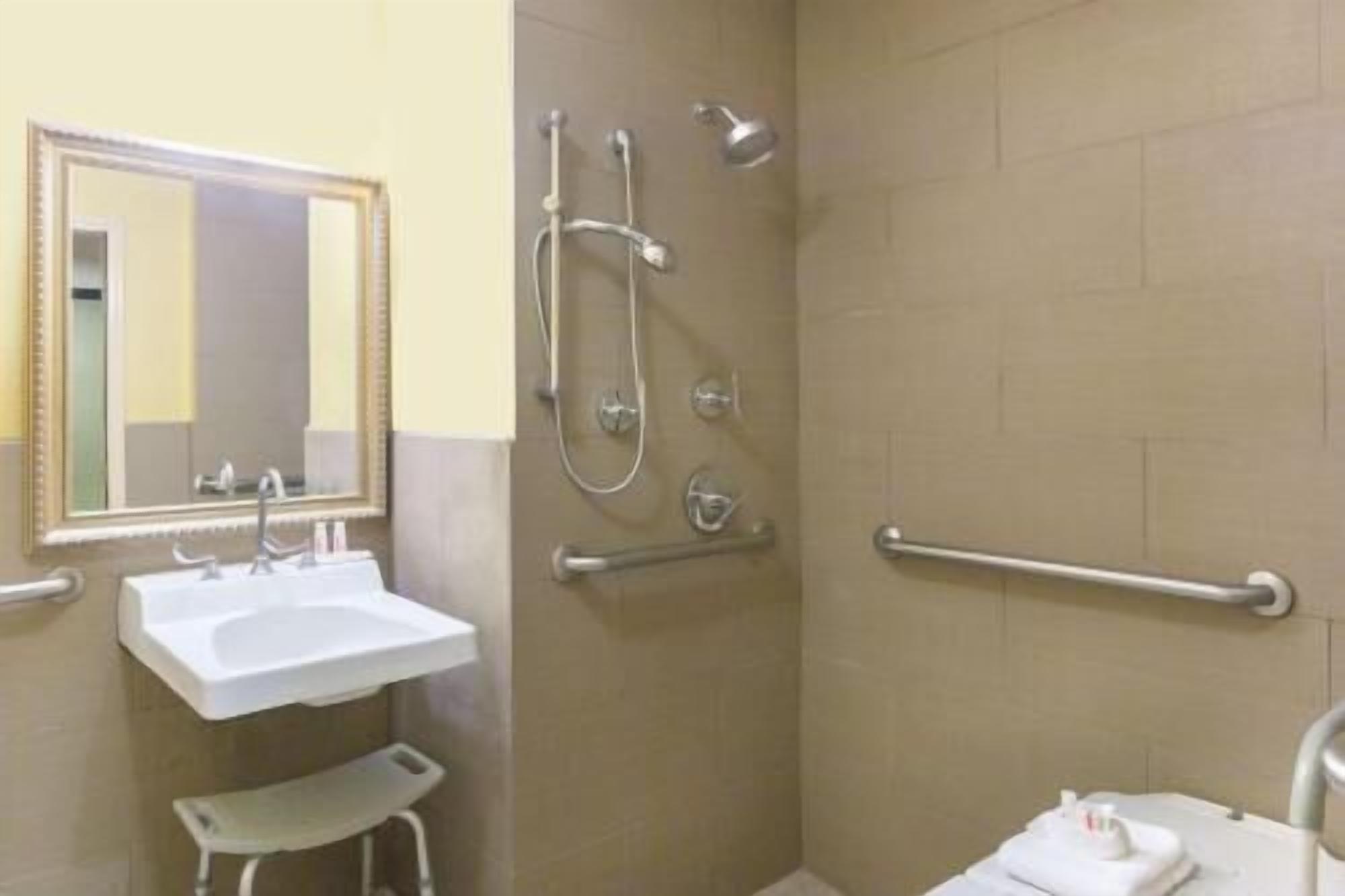 Baño | Amenidades de baño gratuitas, secadora de cabello, toallas 