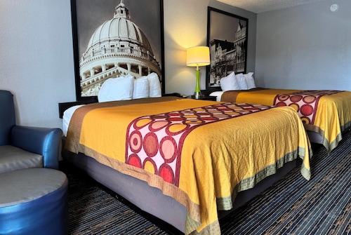 Super 8 by Wyndham Meridian