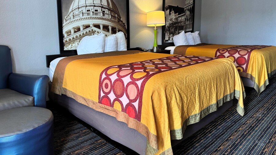 Super 8 by Wyndham Meridian