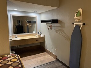書桌、遮光窗簾/窗簾、熨斗/熨衫板、免費嬰兒床