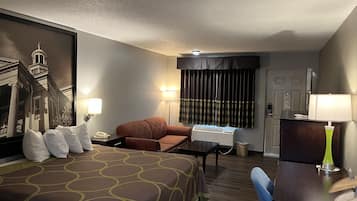 Schreibtisch, Verdunkelungsvorhänge, Bügeleisen/Bügelbrett