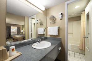 Combined shower/bathtub, free toiletries, hair dryer, towels
