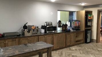 Café da manhã para viagem grátis todos os dias
