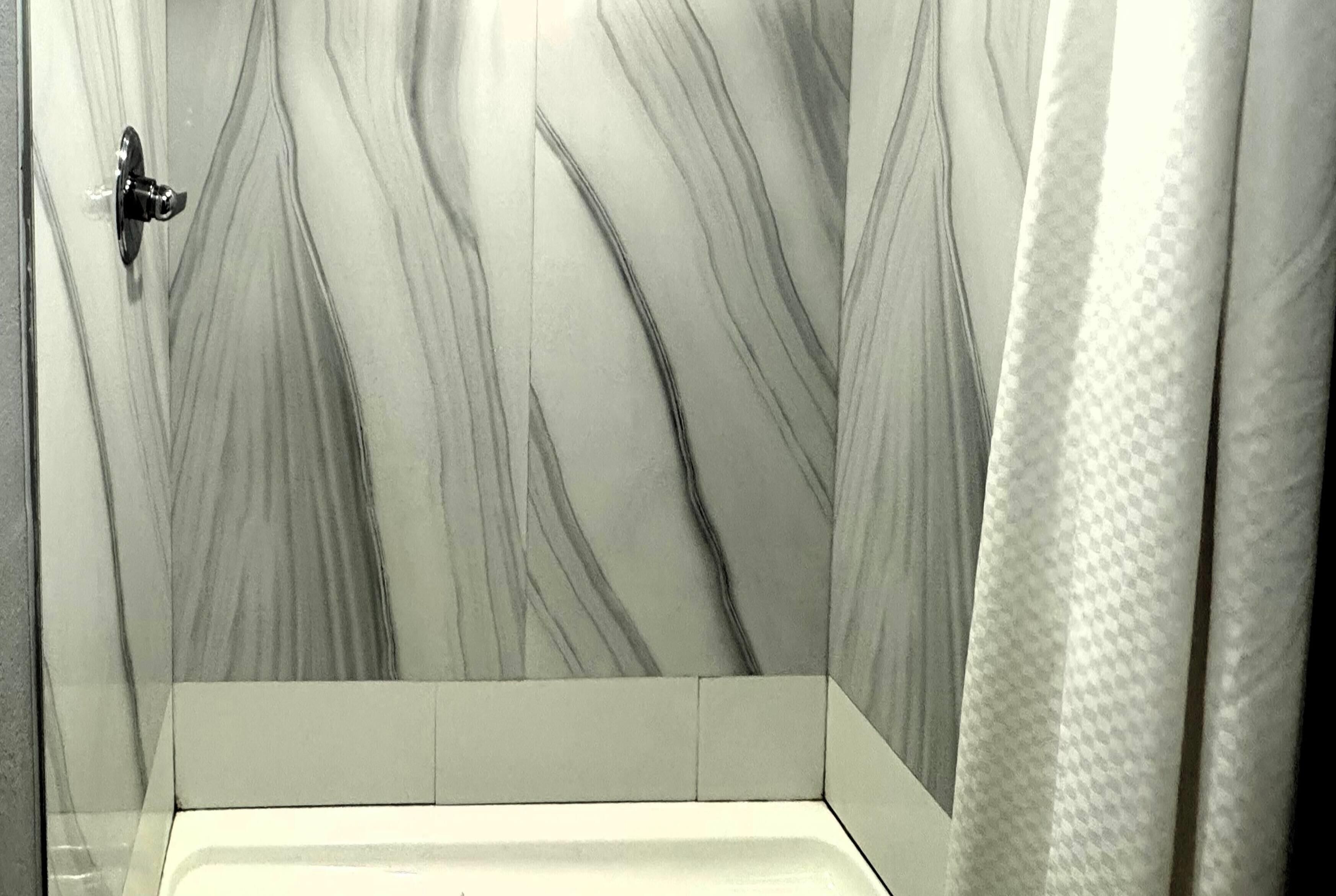 Chambre Standard, 1 très grand lit, non-fumeur (First Floor) | Salle de bain | Ensemble baignoire-douche, articles de toilette (gratuits)