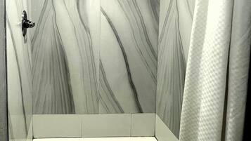 Chambre Standard, 1 très grand lit, non-fumeur (First Floor) | Salle de bain | Ensemble baignoire-douche, articles de toilette (gratuits)