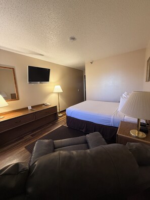 Room, 1 Queen Bed | Desk, iron/ironing board, cribs/infant beds, rollaway beds