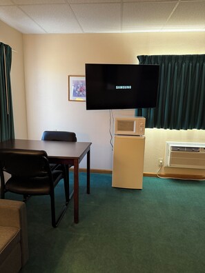 Suite, 1 King Bed | Living area