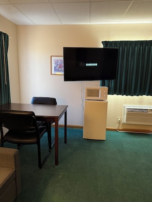 Suite, 1 King-Bett | Wohnbereich | Fernseher
