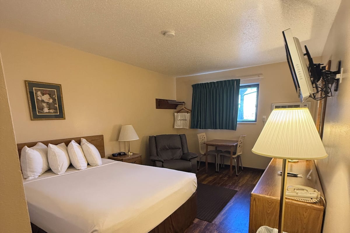 客房, 1 张大床 | 办公桌、熨斗/熨衣板、婴儿床、折叠床/加床（额外收费）
