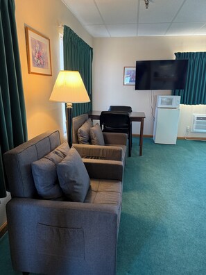 Suite, 1 King Bed | Living area