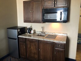 Escritorio y espacio para trabajar con laptop 